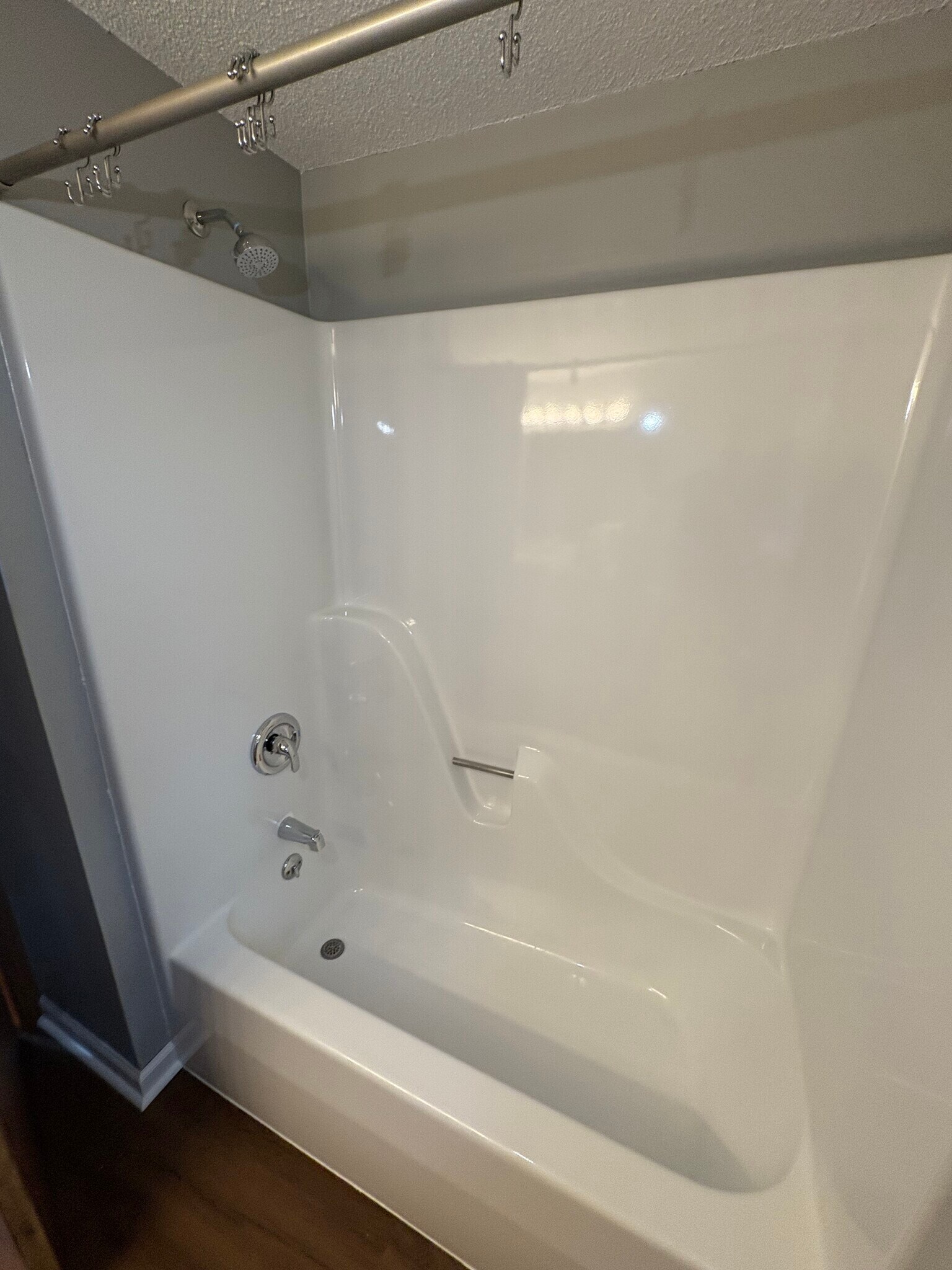 Full bath - 1289 East and West Rd
