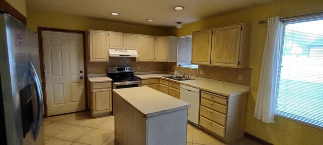Building Photo - Great location Quaint Orem Home w 2 car ga...