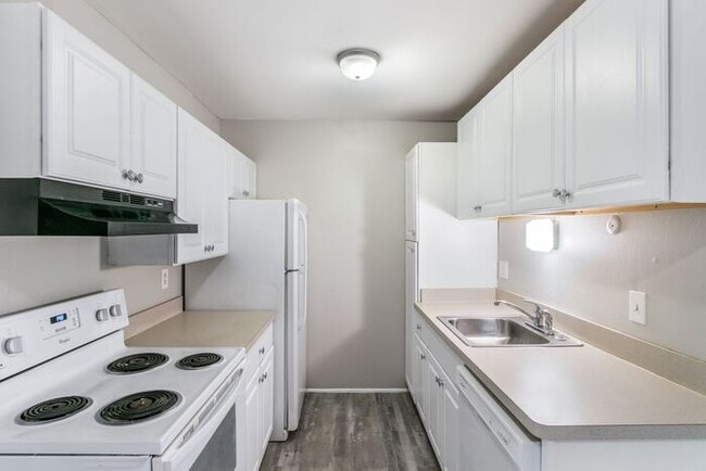 Building Photo - *Beautiful Apartment in Park Like Setting* Updated Shaker Cabinets and Appliances HEAT included