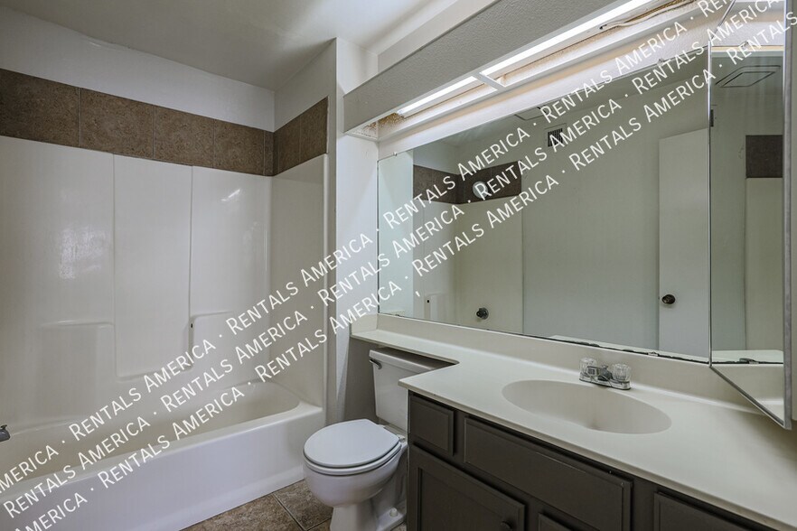 Building Photo - 633 W Southern Ave