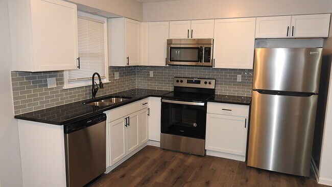 Building Photo - Welcome home to this spacious 3 bedrooms and 2 full baths duplex located on Orchard St in Pleasan...