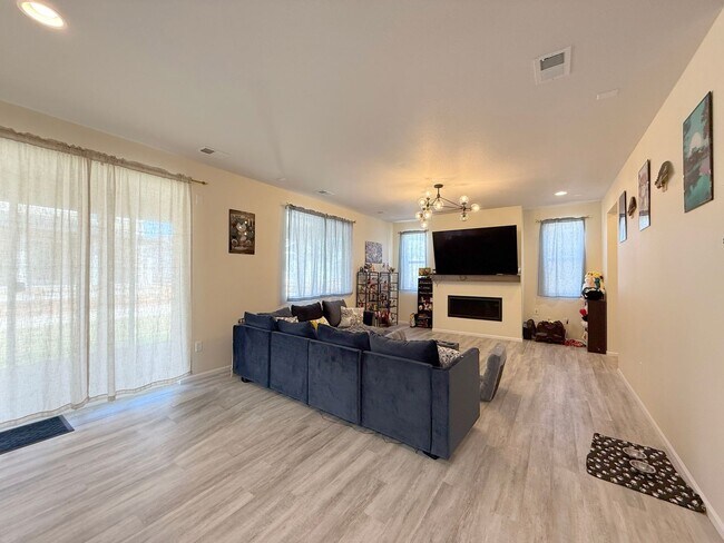 Building Photo - Gorgeous 4-Bedroom Home in Desirable Creek...