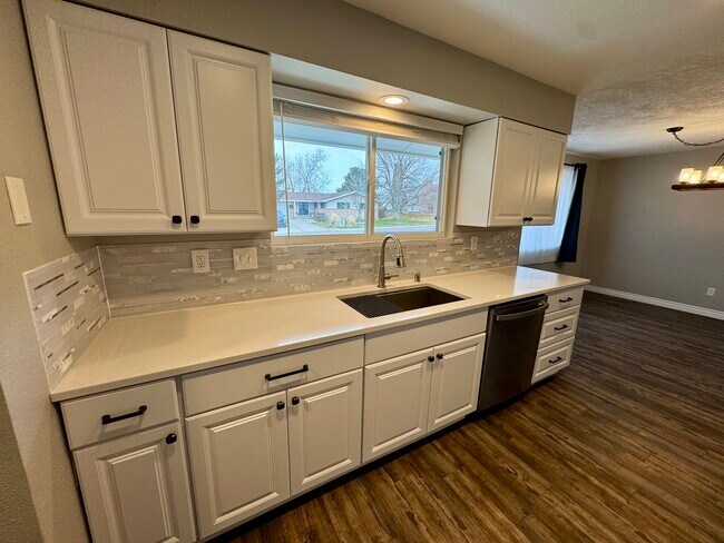 Building Photo - 2474 S Fairway Dr