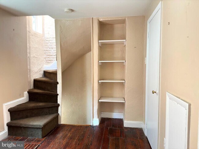 Building Photo - 623 S American St