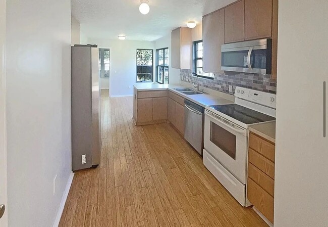 Building Photo - Beautiful 2 bed 2 bath with updated kitchen