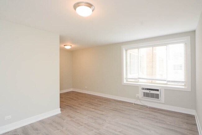 Building Photo - 533 W Surf St