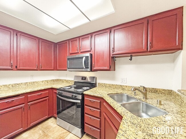 Building Photo - Spacious 3B/2.5BA Multi-Level Home in Redwood Village with Attached Garage, Private Patio & Commu...