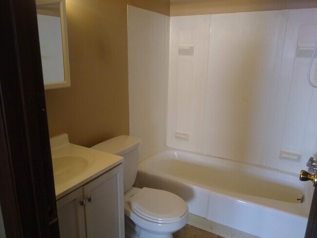 Bath - 2378 Zircon St NE