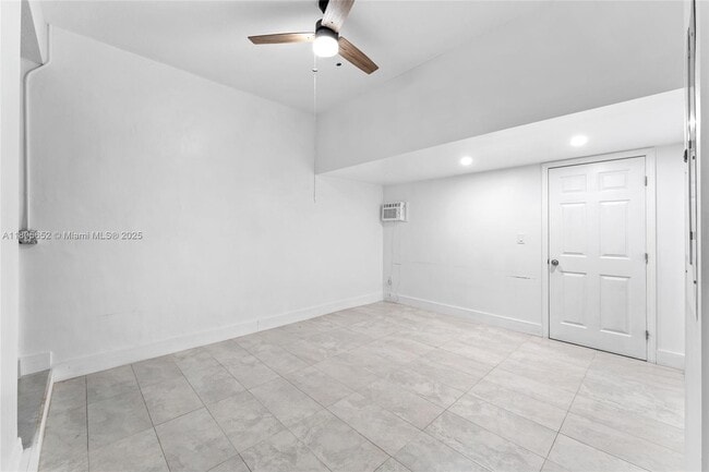 Building Photo - 870 NE 191st St