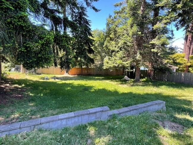 Building Photo - Pet Friendly 3 Bedroom with Spacious Yard!