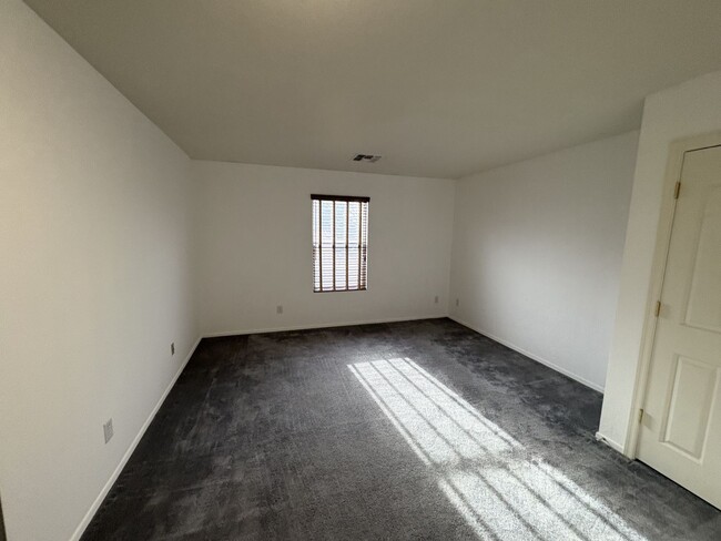 Building Photo - Convenient Location Three bedroom 2.5 baths 2 car garage