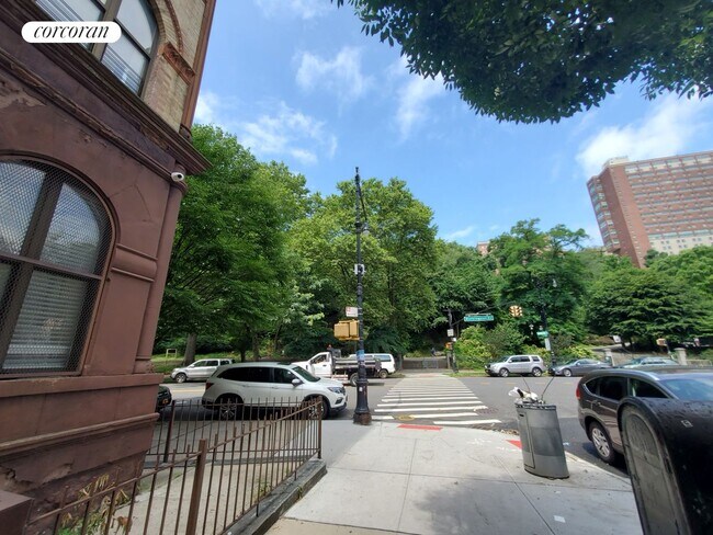 Building Photo - 367 W 116th St