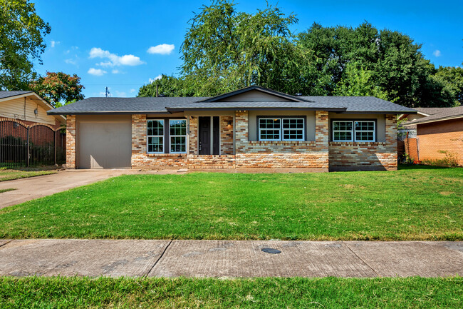 Building Photo - 4655 Silversprings Dr