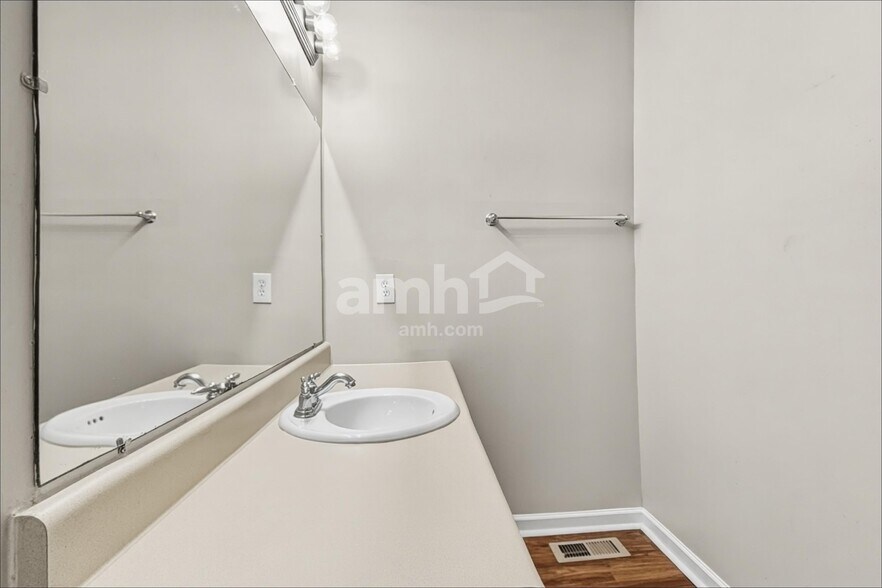 Building Photo - 4417 Oakbank Ln