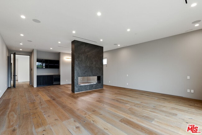 Building Photo - 738 N Harper Ave