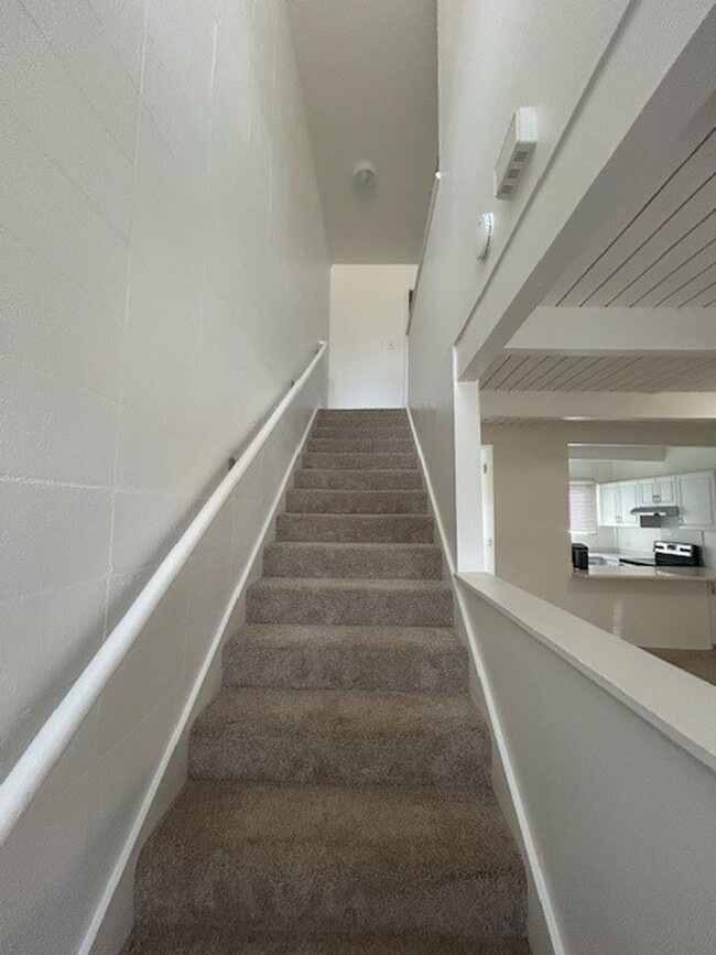 Building Photo - Beautiful Townhome with Parking in the Kah...