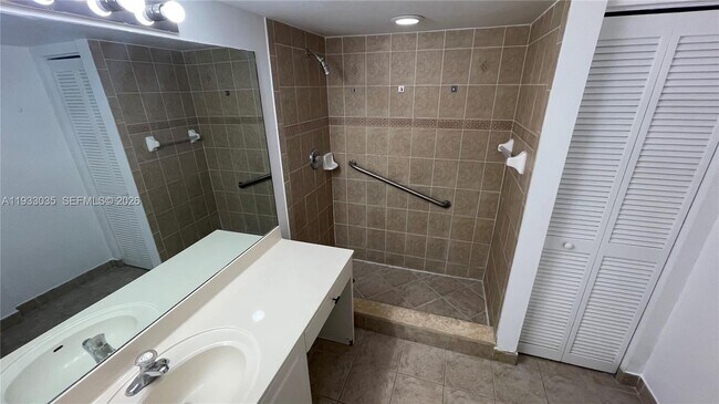 Building Photo - 529 E Sheridan St