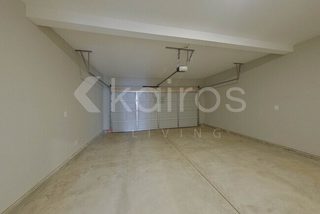 Building Photo - 933 Silent Barge Cv