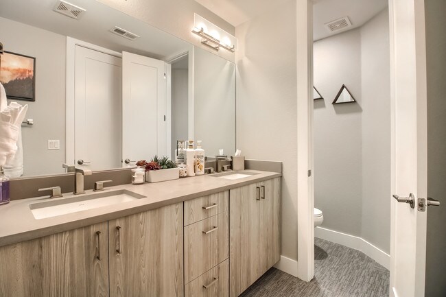 Building Photo - 1323 Elati St