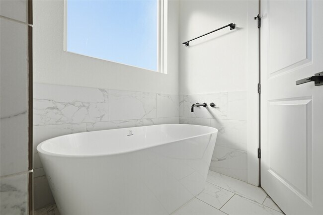 Building Photo - 107 W Whitney St