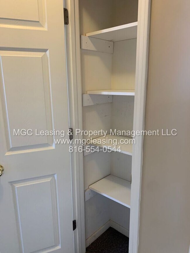 Building Photo - Spacious 2-story Duplex with 1-Car Garage in Lee's Summit!