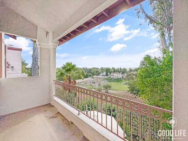 Building Photo - Modern comfort meets coastal living in thi...