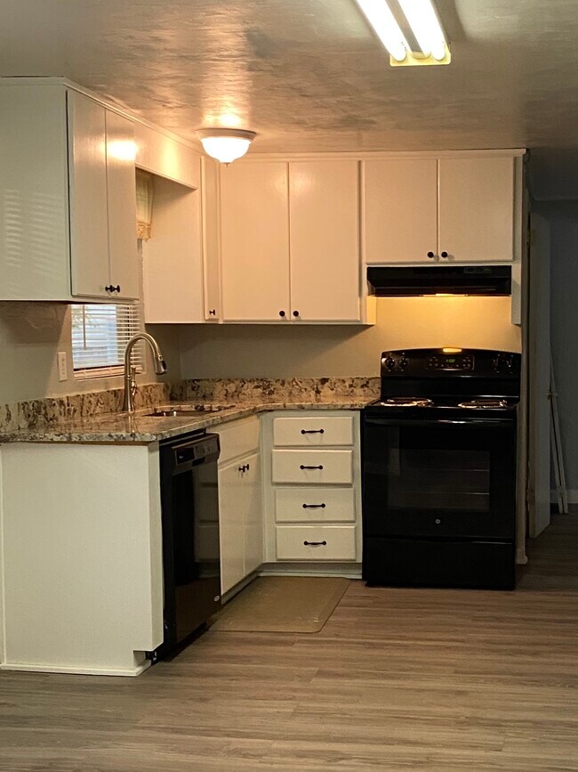 Building Photo - Cactus/Block - 2602