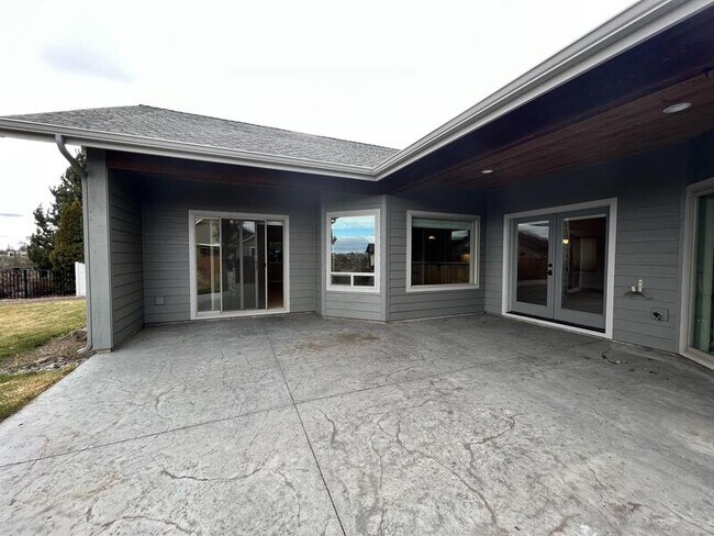 Building Photo - 2360 NW 19th St