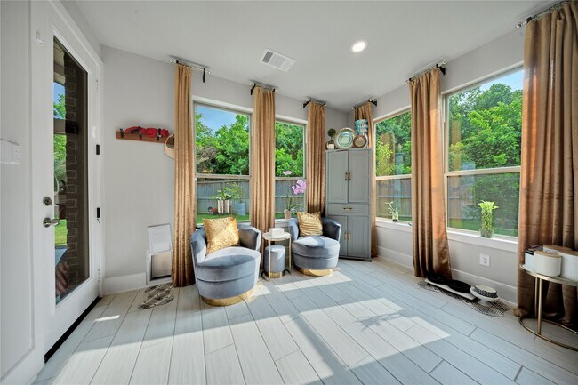 Building Photo - 8826 Forest Side Dr