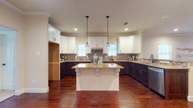 Building Photo - Craftsman-style Alamo Heights home with fe...