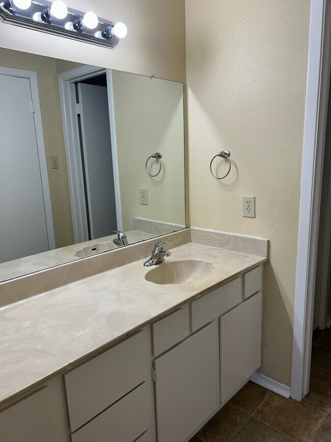 Building Photo - 4444 N Victory Dr