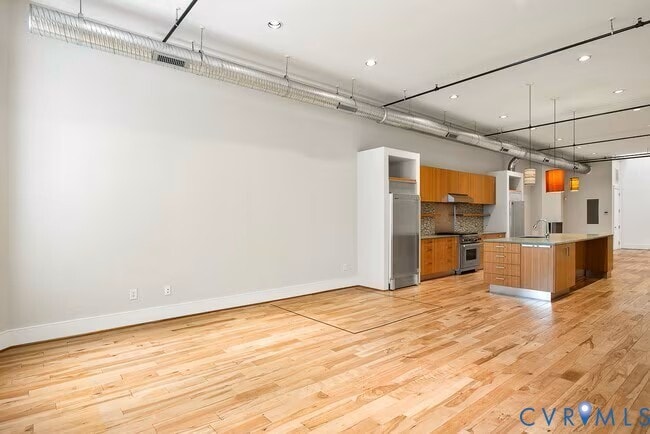 Building Photo - 105 E Broad St