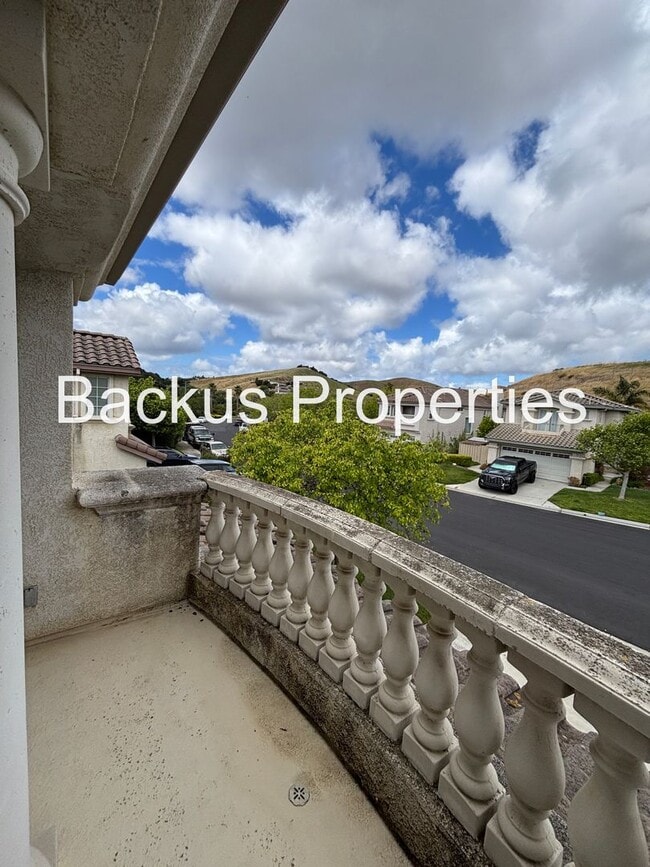 Building Photo - Great two-level home in Las Palmas II with scenic views