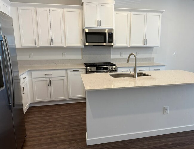 Building Photo - Brand New, Move-In Ready Townhome in Eagle!