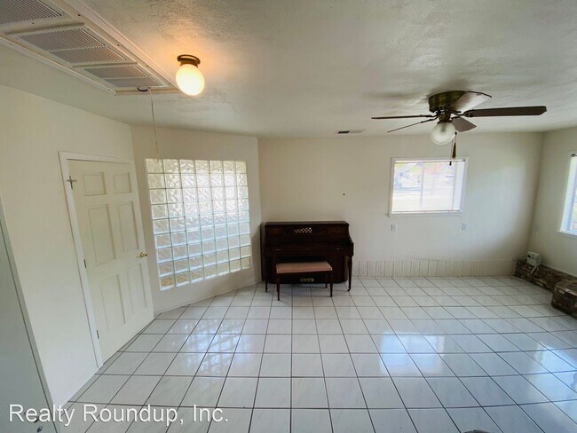 Building Photo - 2 br, 2.5 bath House - 9152 Locust St