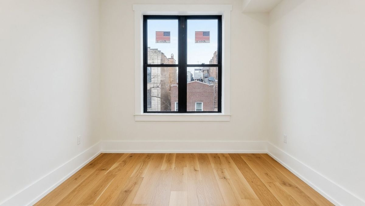 Building Photo - 944 N Damen Ave