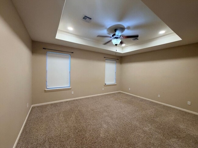 Building Photo - Spacious updated 3 bedroom home