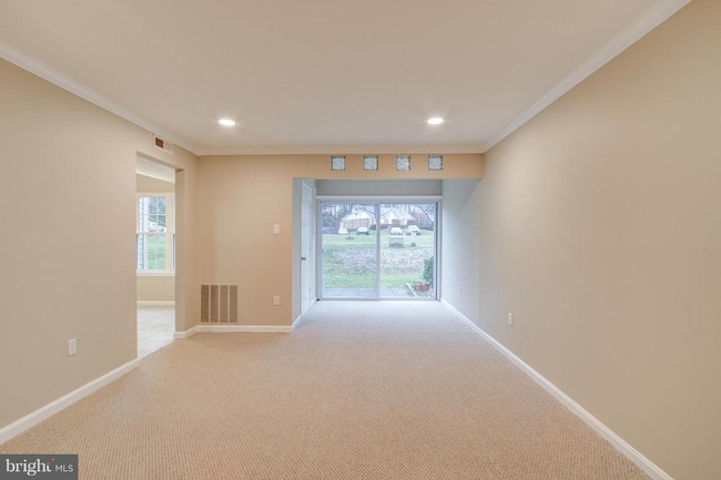 Building Photo - 6 Normandy Square Ct