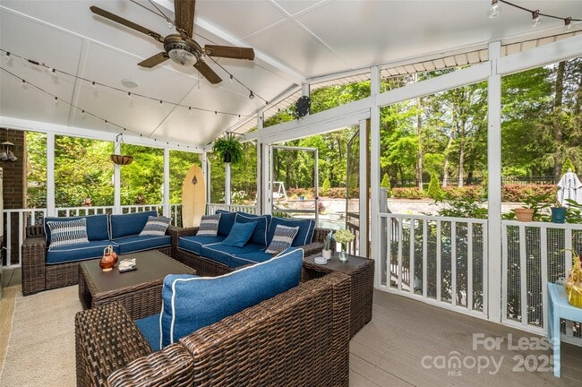 Building Photo - 10316 Whitethorn Dr