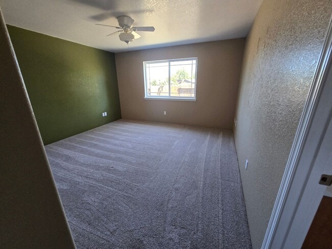Building Photo - 3 bed 2 bath  Home for Rent in Grants Pass