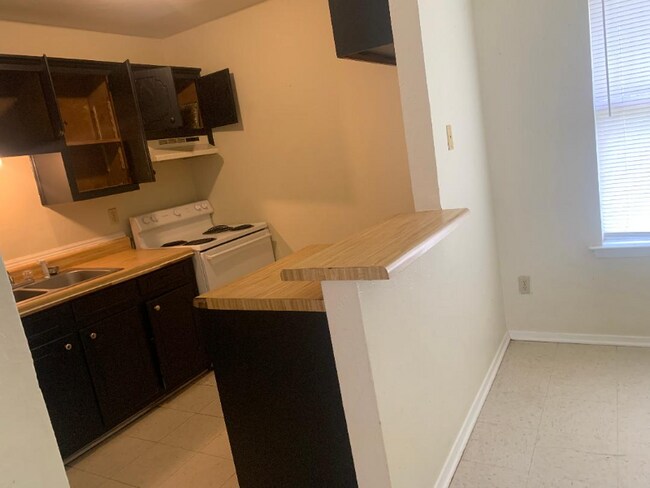 Building Photo - 107 Willow Brook Dr