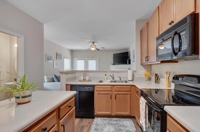 Building Photo - Cozy End-Unit Townhome – Prime Durham Loca...