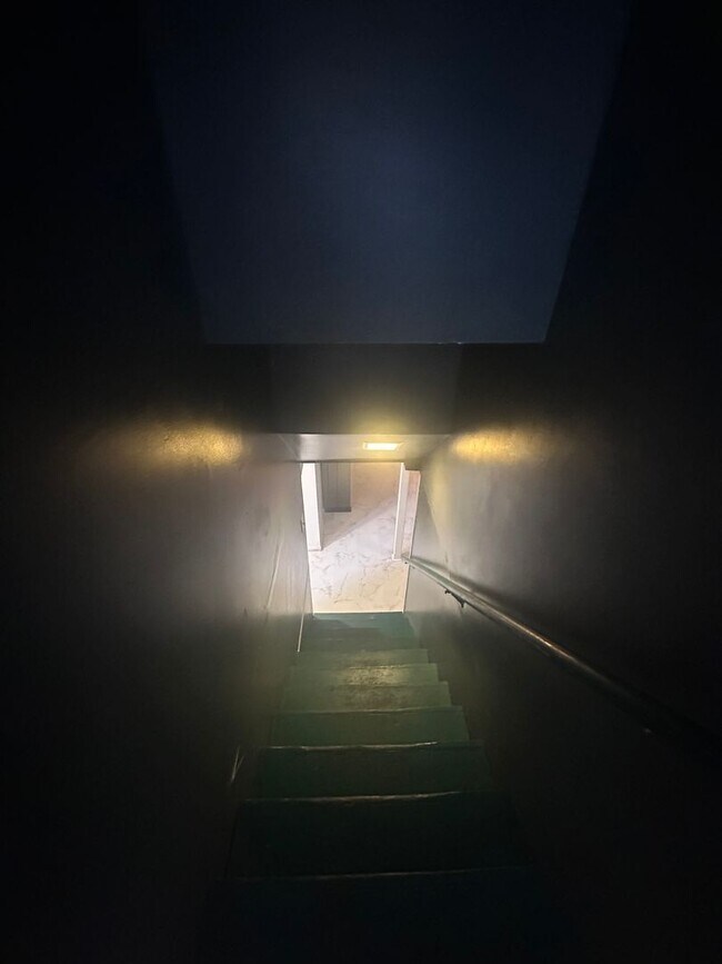 Building Photo - 3 bed, 2 full bath House in 40218 - $2,100/month