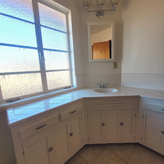 Building Photo - 8229 E Cambridge Ave