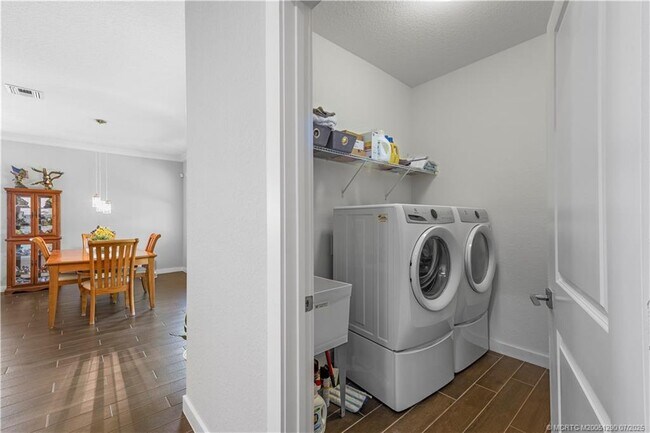 Building Photo - 7461 SW Harbor Cove Dr