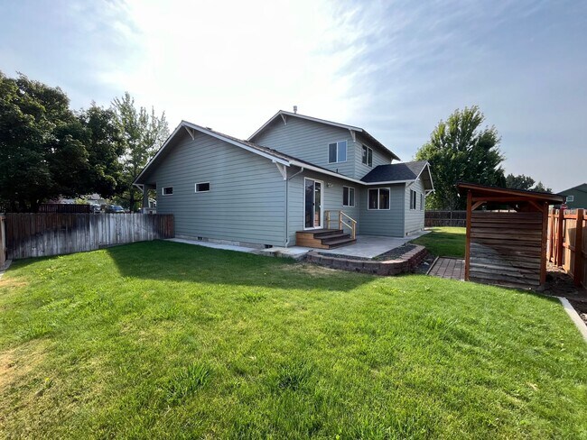 Building Photo - 3111 NE Dennis Ct