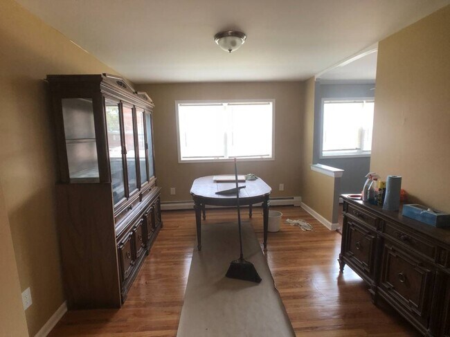 Building Photo - Newer & Modern 3 Bed., 1.5 Bath Home w/W/D...