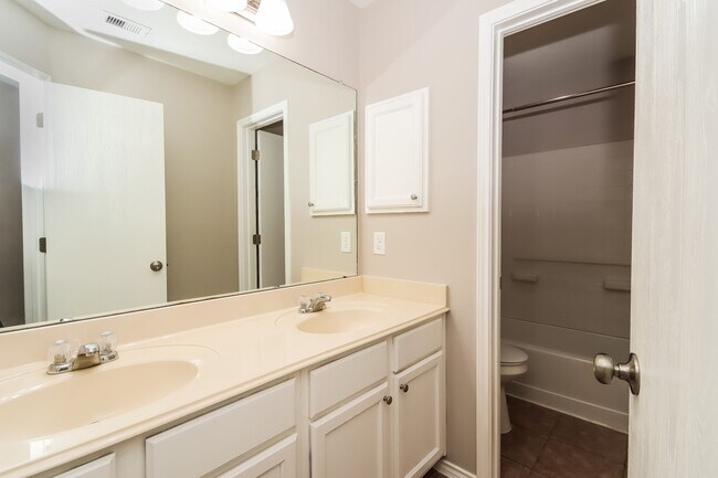 Building Photo - 10005 Sterling Pl Dr