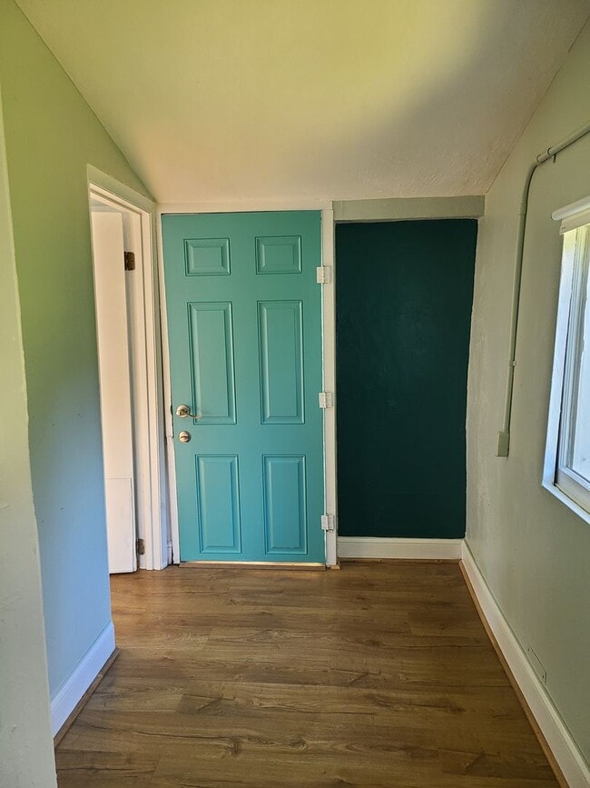 Building Photo - 1 bedroom Historic Cottage half Block from Canal