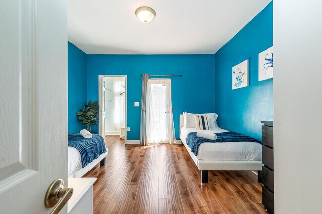 Building Photo - 1721 SW 23rd St